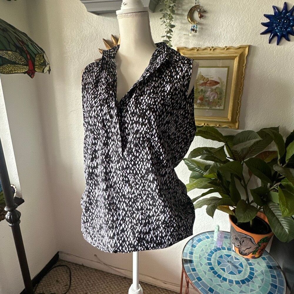 Ann Taylor Size Medium White & Black Collard Sleeveless Blouse